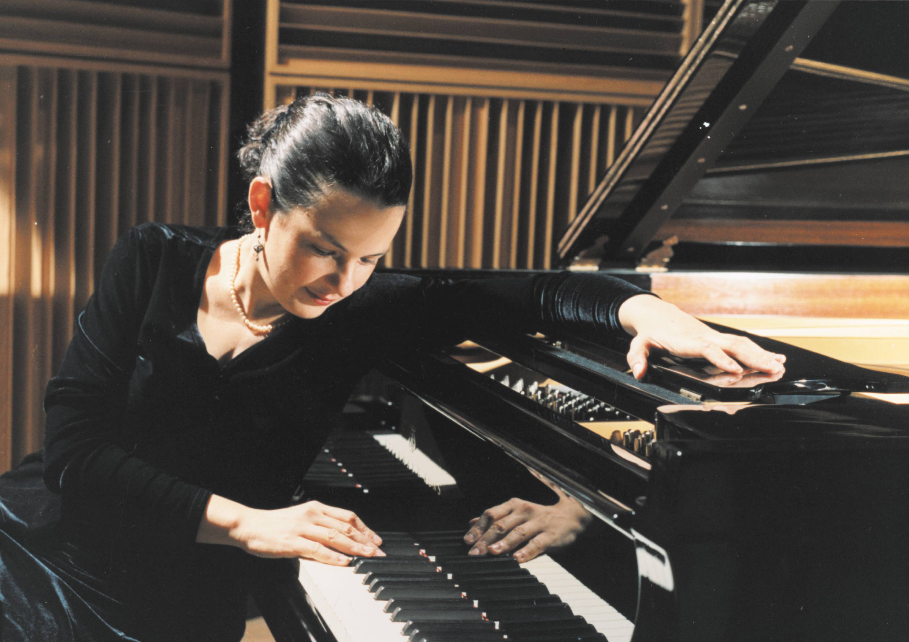 Claudia Calder&oacute;n, composer